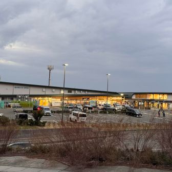 戻ってきましたー。
電気ついてるので、もう1回お買い物に🤭
タコ🐙めちゃくちゃ美味しかったー。
白菜とかほとんどなくなっていて、
お昼間に買ってて良かったです🥰