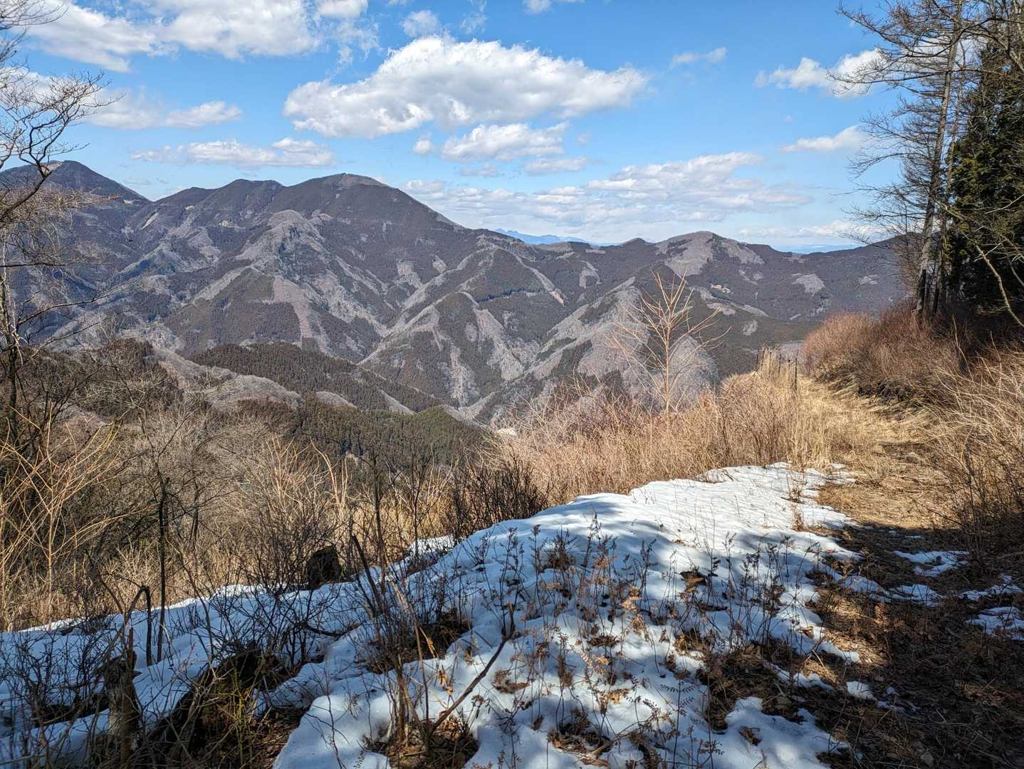 塚山山頂西側下からの御荷鉾山の西御荷鉾山と東御荷鉾山の展望