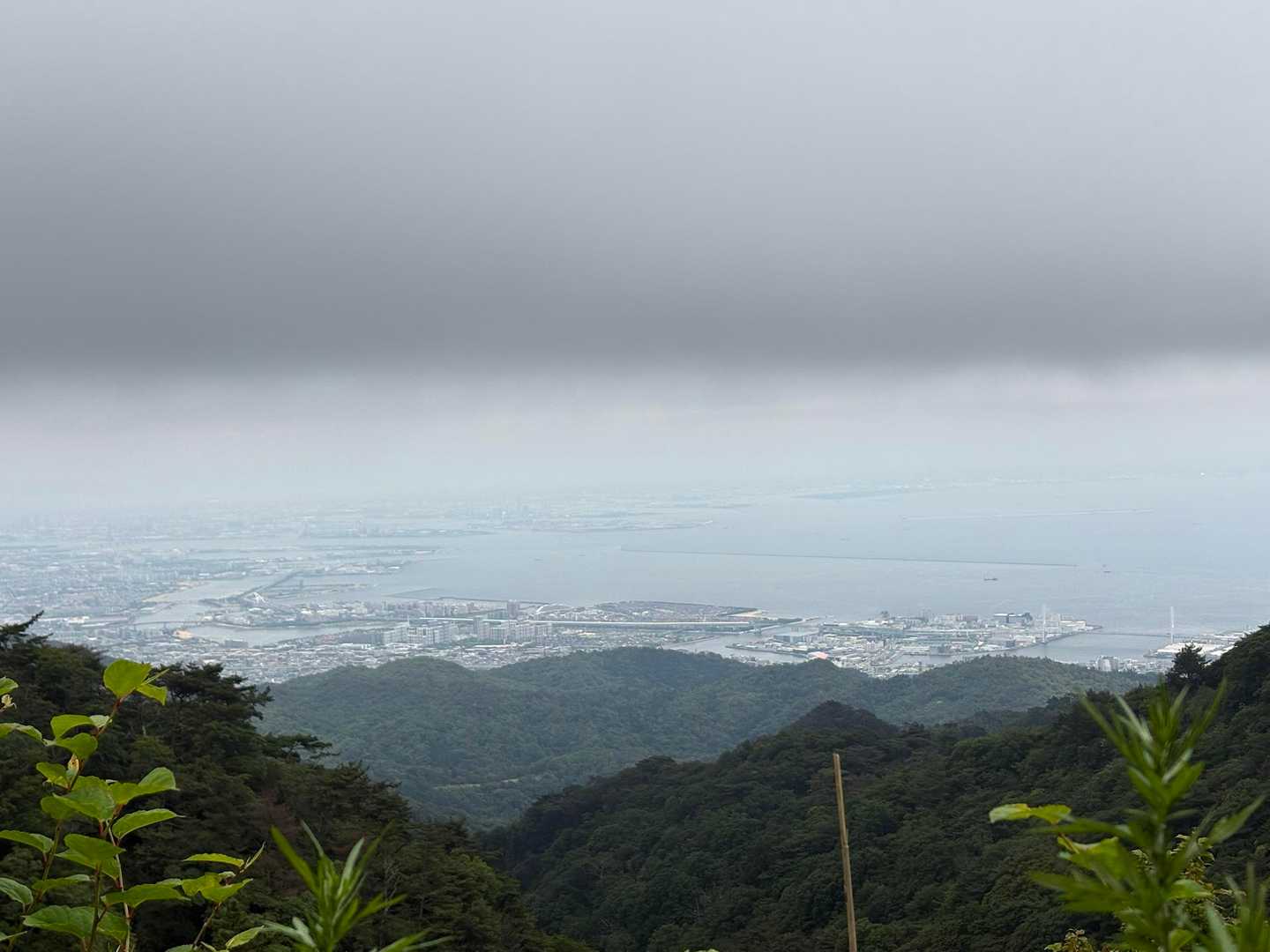 極楽茶屋跡がある車道に出た。
展望所があり日陰で昼食休憩。