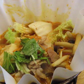 キムチ鍋めちゃくちゃおいしい😭
魚介の旨み出てるな
この旨みはただもんじゃない


まさか！
場所柄、韓国の旅行客が多くて
この日もたくさんいたんだけど、
韓国人も満足させるキムチ鍋か‼️


あれ、気づいたらご飯3杯食べてたw

15時にカレー食べて
夕食食べれるかな〜って心配してたのどこの誰だよwww