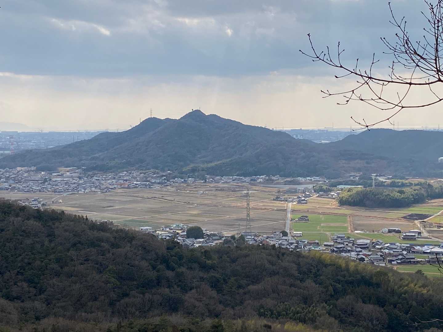 見晴らしのいい岩場からの眺め
飯盛山ですねー！