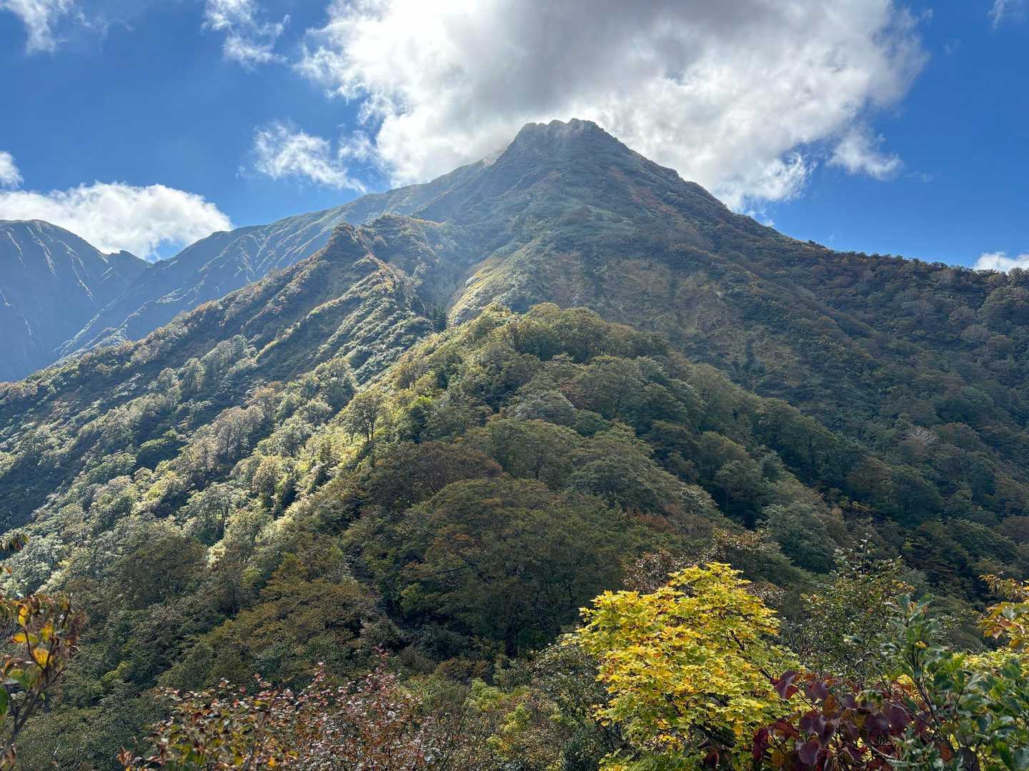 そして、万太郎山。ピラミダルでなかなかカッコいい山容をしています。