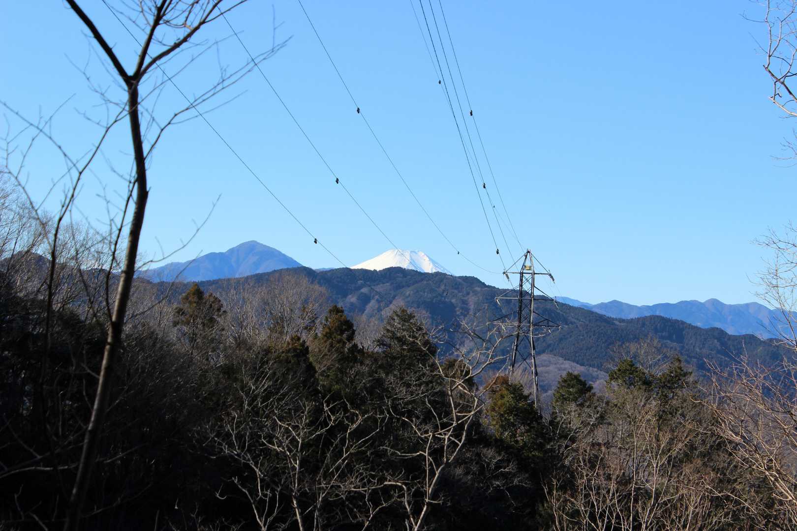 中沢山から」少し進んだところからの富士山！送電線越しですね！