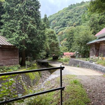またもや廃墟です…

落合集落
家、蔵、集会所、墓
墓はなかなか迫力が…