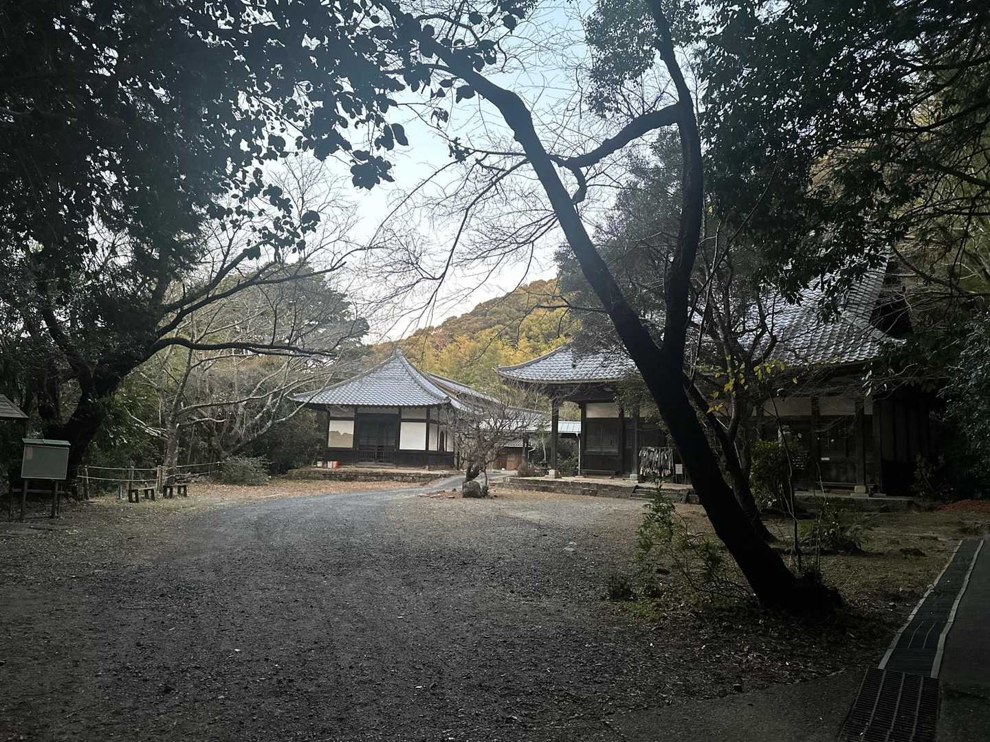 山の上にはトイレは無いそうです。
駐車場🅿️と、こちら白岩寺のトイレが使えるそうです。