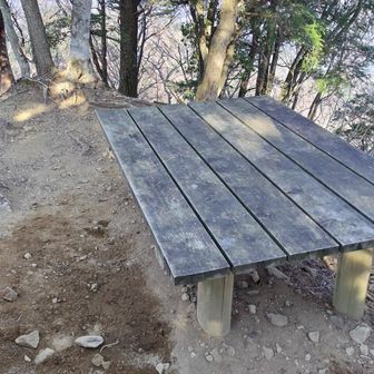 山頂に腰掛けひとつ