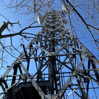 南方の山頂に立ってる鉄塔