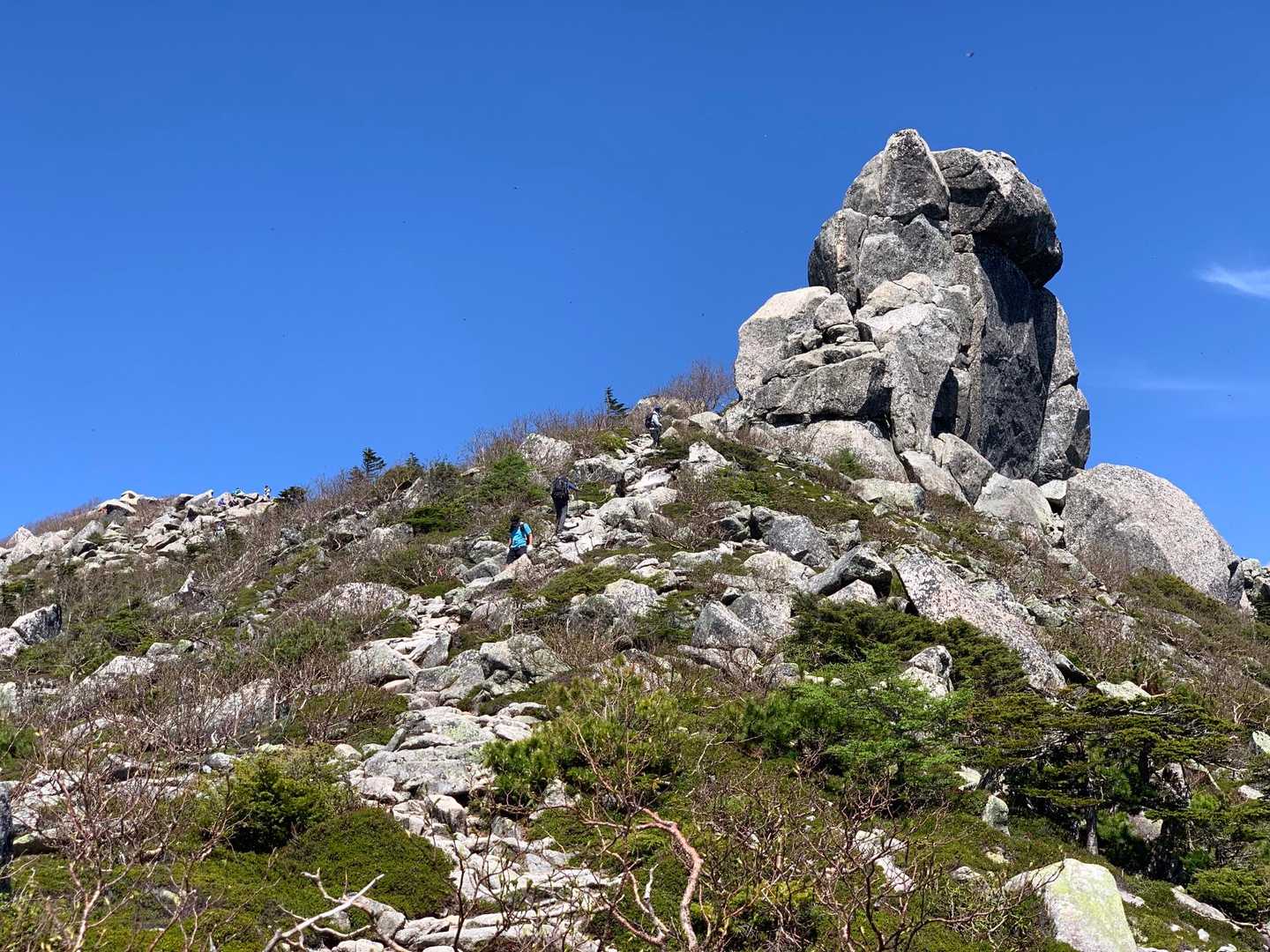 山頂の巨大岩