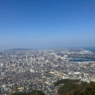 小倉の街並みが近くから見渡せます。ベンチ設置されています。数名がベンチからの景色をゆっくり堪能されていました