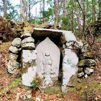 鍋が割れた伝説の峠は、なべわれ地蔵