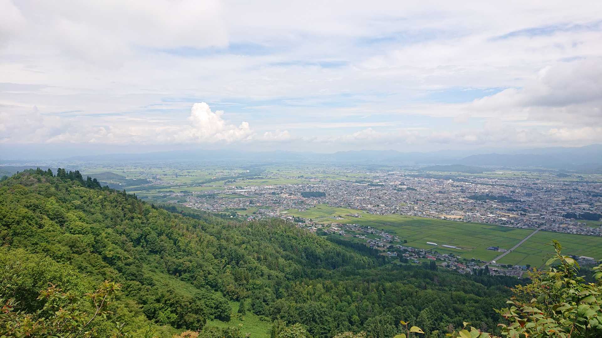 峰の道からの愛宕山と米沢市街地