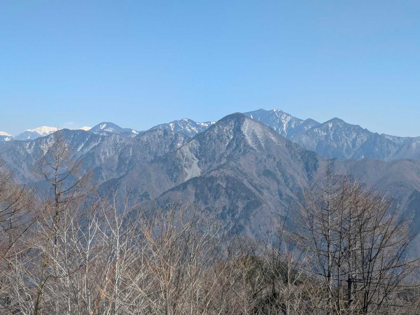 手前のが朝日岳らしいです
