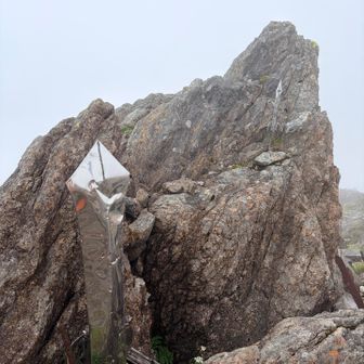 岩の先端が最高点。その昔岩手山と早池峰山は仲が悪く姫神山を取り合ったとの伝説あり。山頂の剣は岩手山に負けないために麓の人たちが剣を奉納し早池峰山の勝利を祈念したという。（諸説あり）