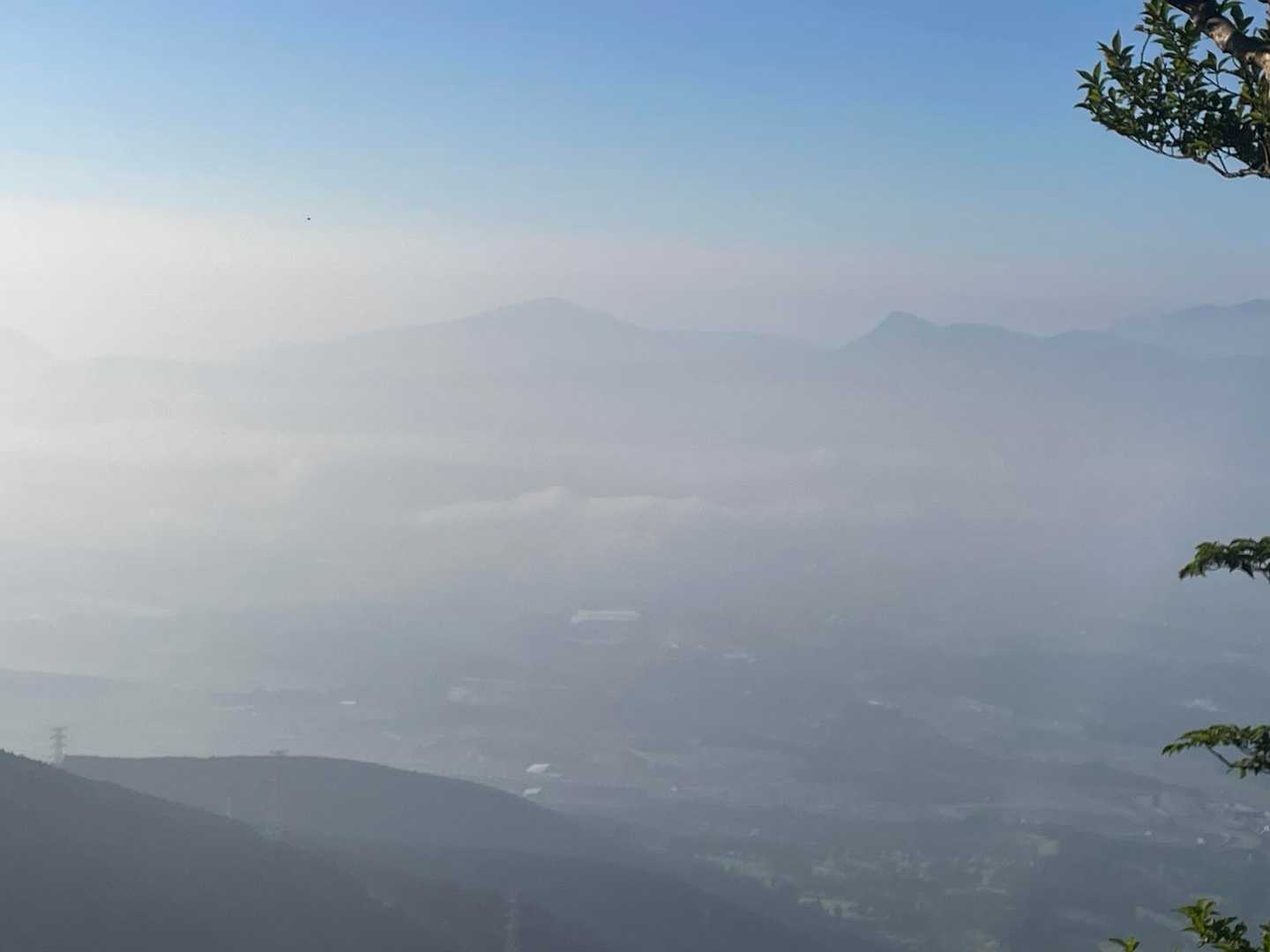 開けてそうなところで景色を眺めて
微かに見える右奥👉金時山