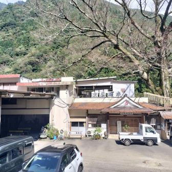 帰ってきました
初の石鎚山は最高でした
10時間切れたのも嬉しかったです。
しかし、かの御方は天狗岳込み7時間で走ってる・・・
同じ人とは思えません。

今年の目標
①石鎚山に行く
②何らかの大会に出る
③怪我無くシーズンを過ごす
①を達成です。
残りも頑張ります。