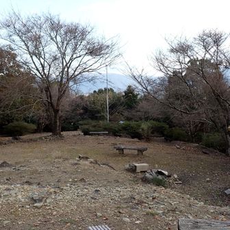 山頂広場はゆっくりできる広さ。
簡易トイレが設置されてます。