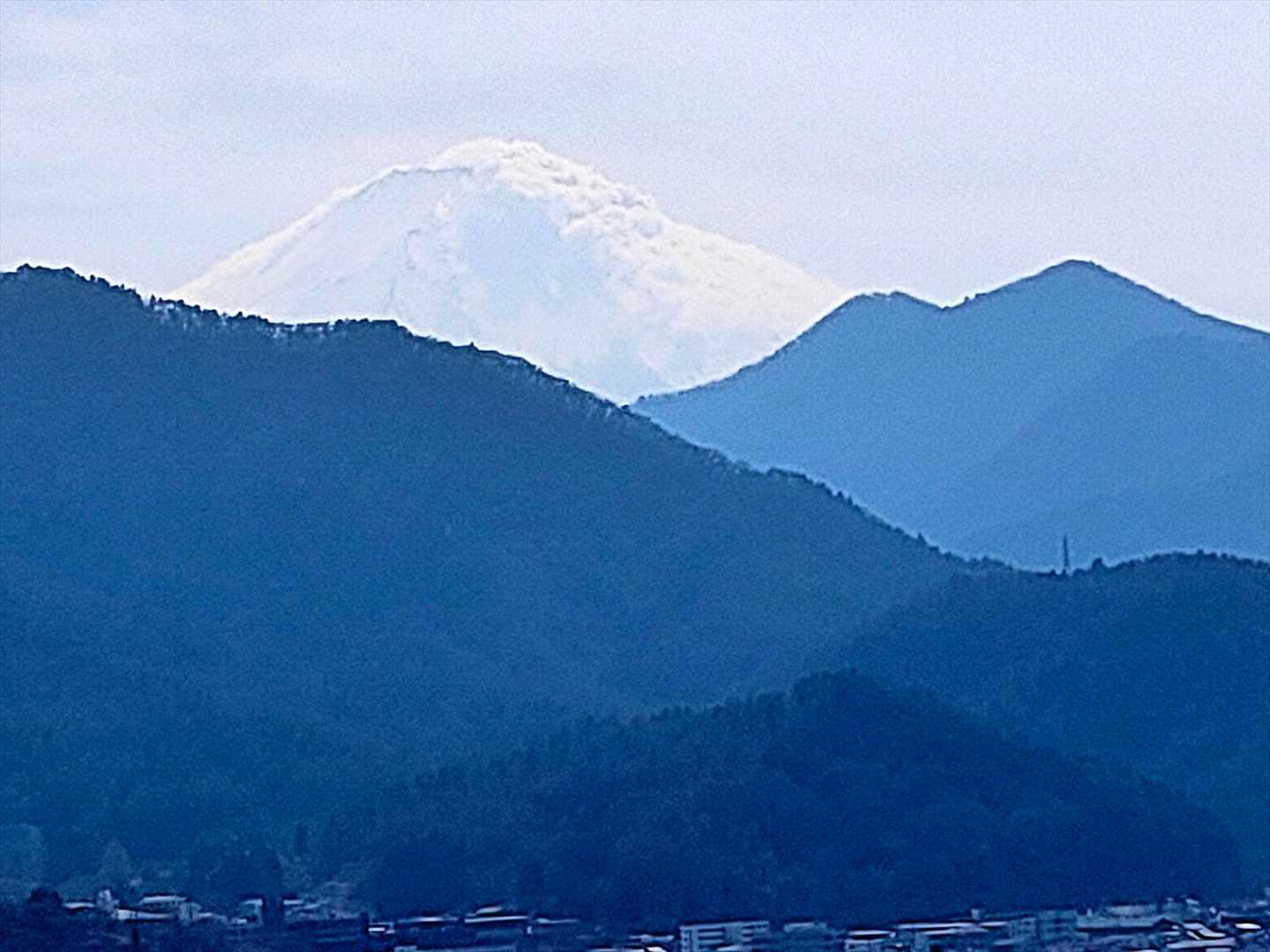 ここで、富士山を眺め、墓地を経由して都留市駅へと下った