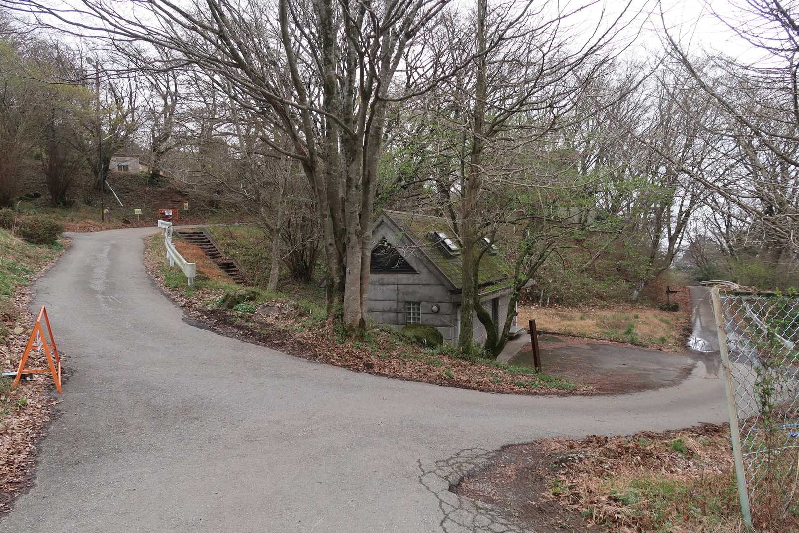 筑波高原キャンプ場駐車場🅿️(後ろ)スタート、右へ