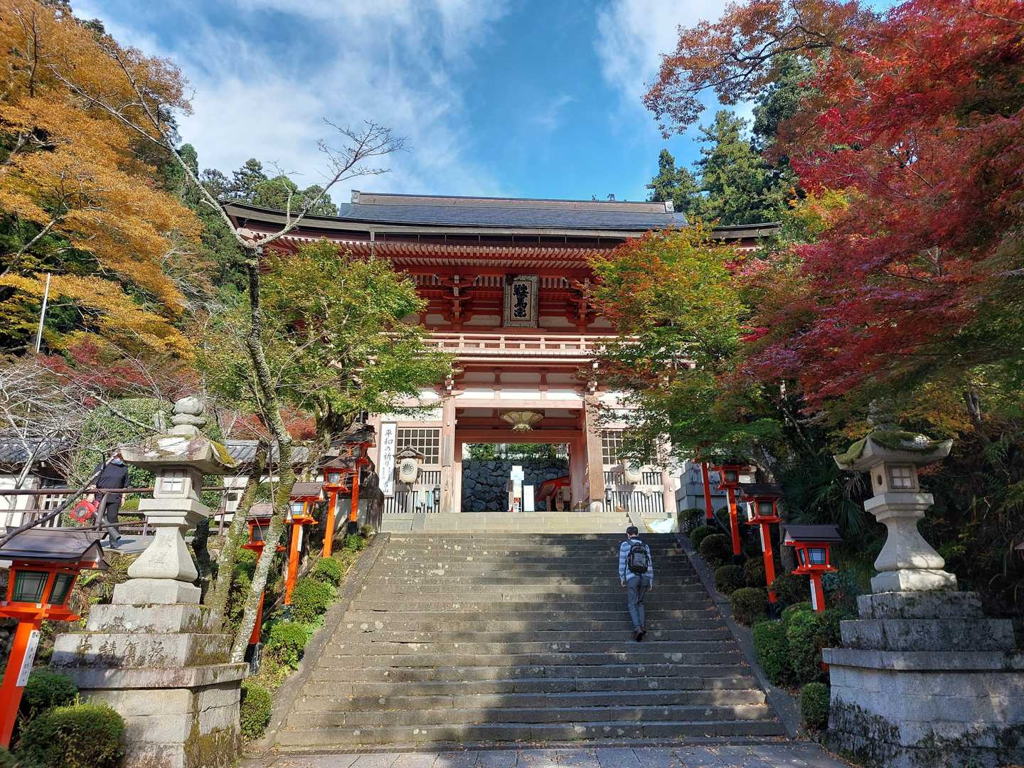 鞍馬寺の山門に到着🎵色づき初めの紅葉が映えます✨
