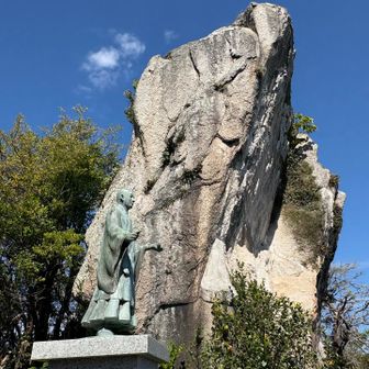 題目岩の横に立つ日蓮上人像