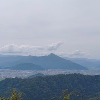 山頂から見える日野山🗻