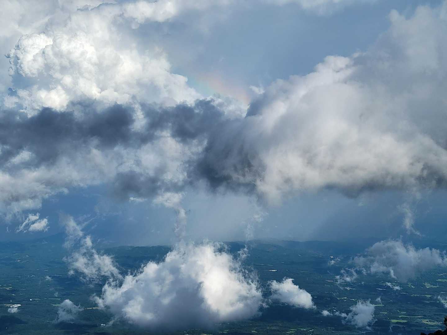 雲の上にうっすら虹🌈