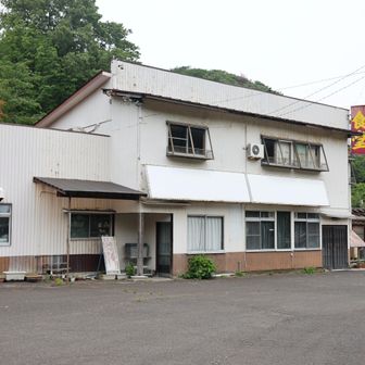 食堂という看板は掛かっていますが、営業は
していないようです。