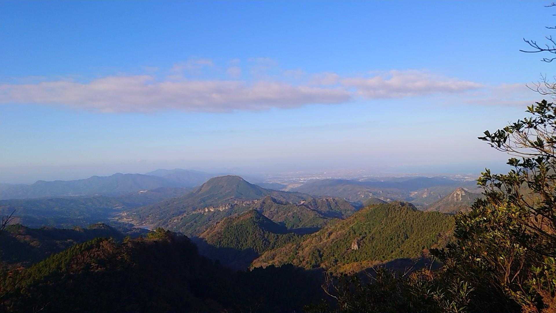 トンギリの展望スポットより。
中央にあるのが屋山かな。長安寺より登ってるはずだけど記憶は曖昧😅
確かめに行かなきゃなー