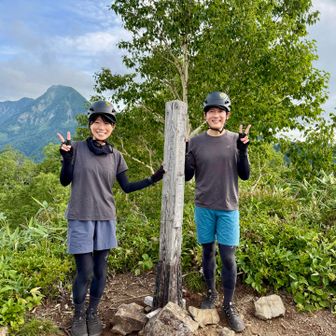 ✌️戸隠山～✌️
蟻ノ戸渡り剣ノ刃渡りを一緒に進んだお兄さんに撮っていただきました😁
後にスックと聳える高妻山👀