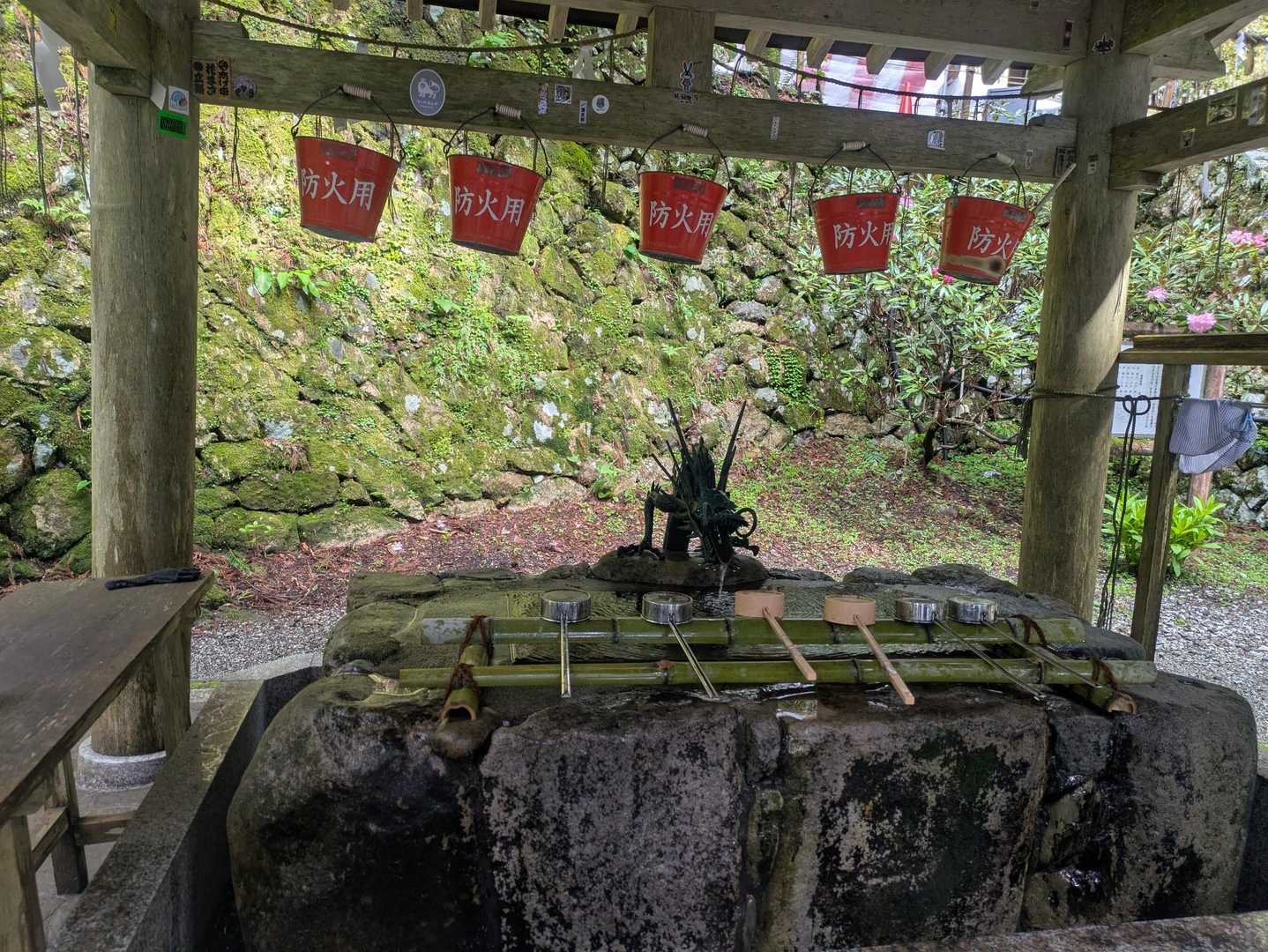 御手水
龍が素敵✨️
私は辰年なので龍に興奮して勝手に親近感を覚えてしまう🤭