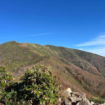 松手山から見た平標山
