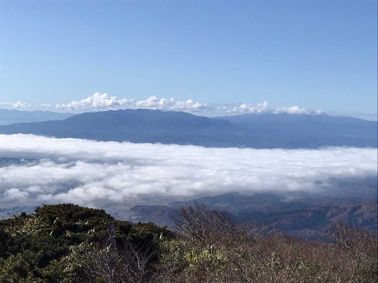 雲海の向こうに月山⛰