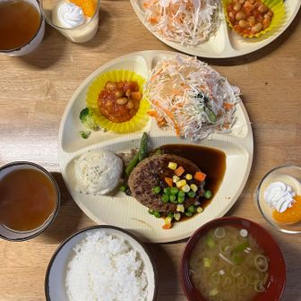 夕飯、ハンバーグのおかわりありました