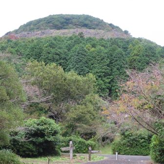 山頂を振り返る。