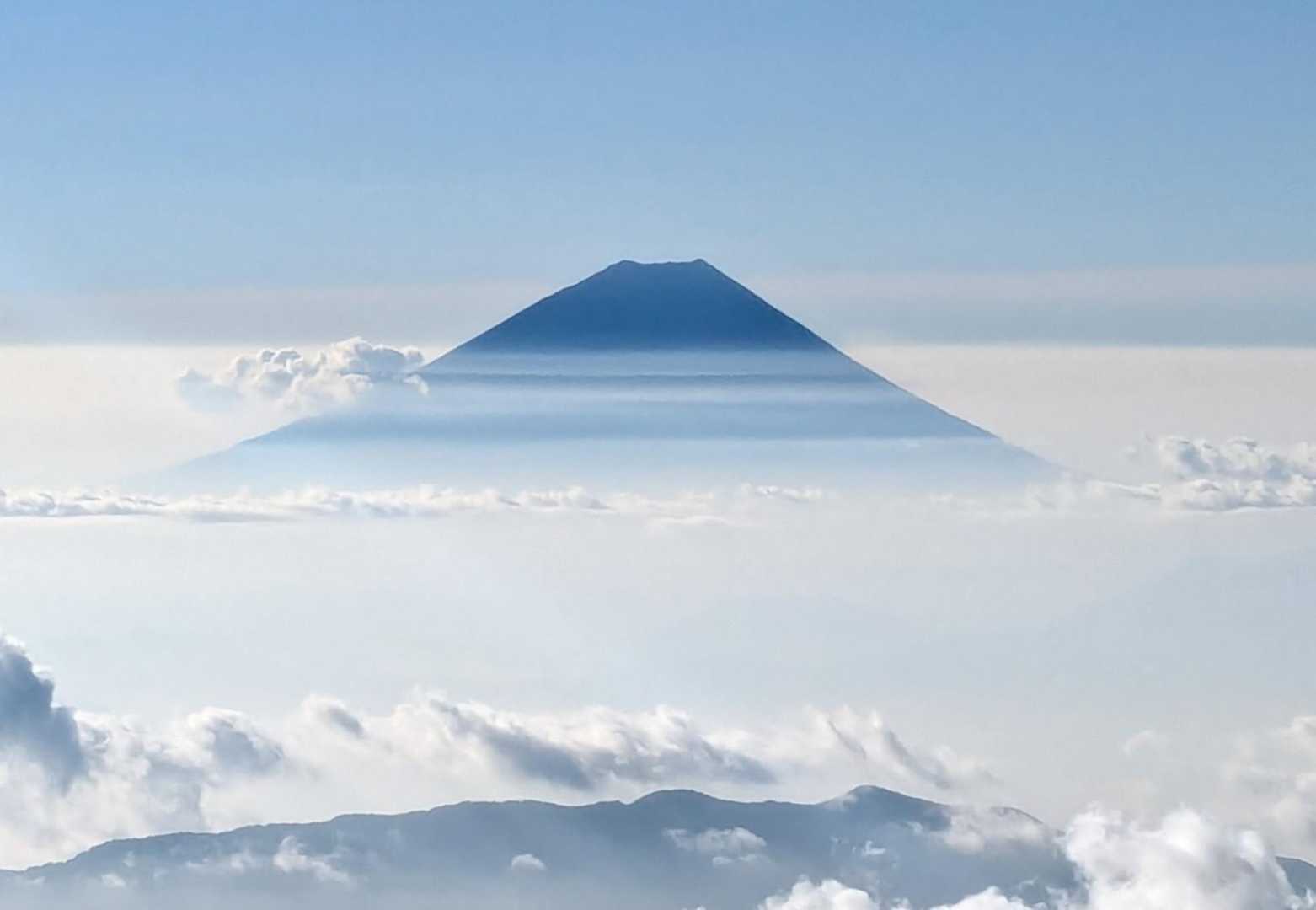 北岳 | 巨大な岩壁を抱く日本第2の高峰へ、池塘や花々に癒されながら挑むの写真