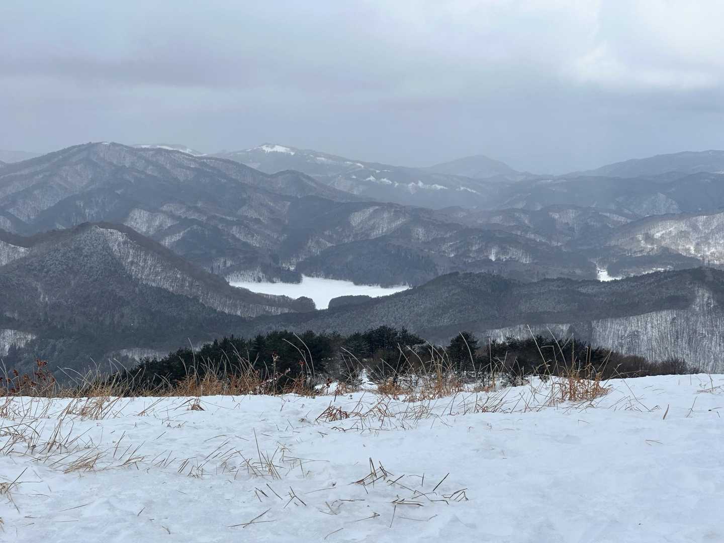 凍った聖湖が🦅が羽を広げている様に見えませんか⁈
ヨッチャンさん曰く「瑞兆のタカ」だとか…