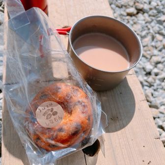 あんこ屋Suzuさんのシナモンレーズンドーナツとパウダーチャイ。染みた。