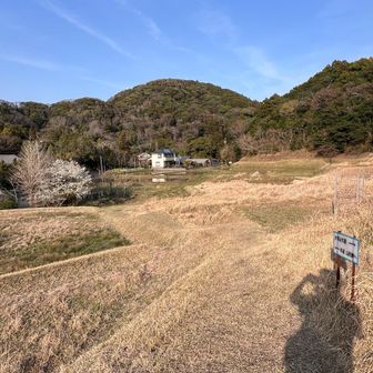 登山口に出ると開けて気持ちが良い。
仲山が見えている。
登山口でリュック回収して、椅子に座ってる女性に声をかけると、1人で大丈夫？と心配され、何か出るんですか？
と聞くと、色んな人がいるから気をつけてと言われる。
人？
動物じゃなくて人？
変質者でも出るのだろうか？千葉県怖い😱

上総湊まで1:30のロード。