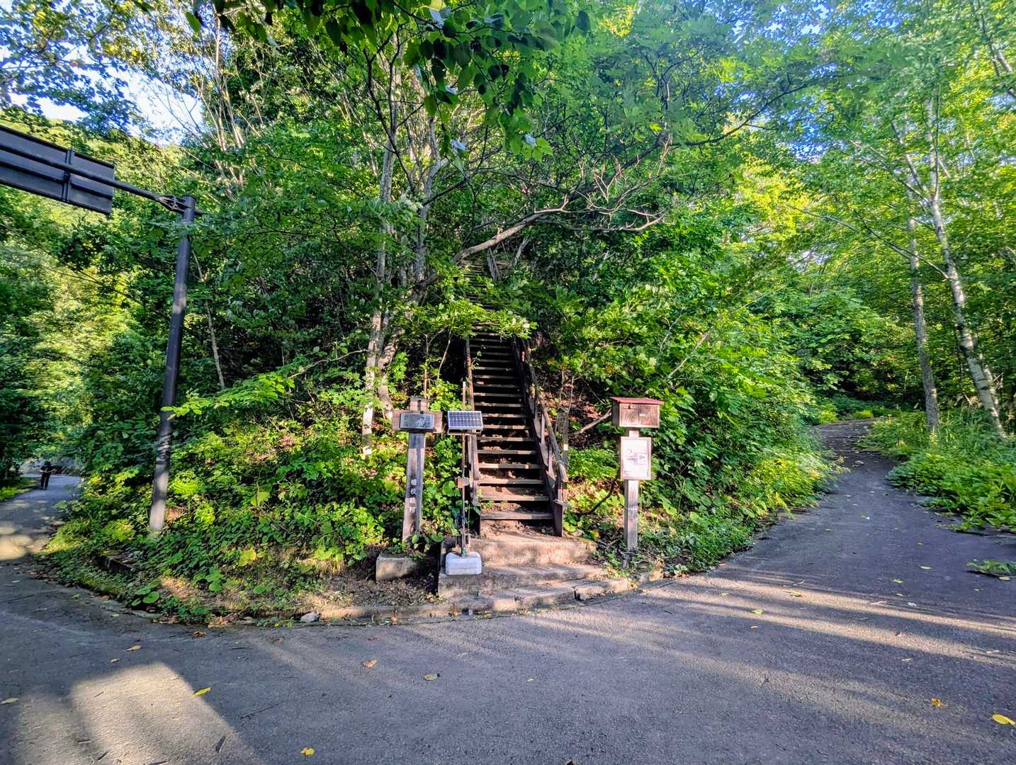 階段を上って登山スタート💨