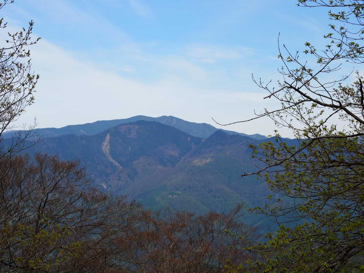 黒金山と乾徳山の奥に北奥千丈岳と朝日岳