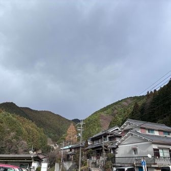 バス停にて。雪❄️降りそう…