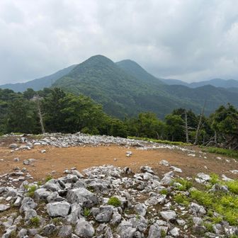 これから向かう鈴ヶ岳と鈴北岳