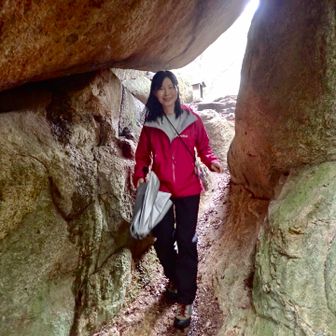 本堂裏手の巨岩で胎内潜りができます