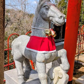 お馬さんの駒馬では無いようです。
左馬？馬を逆から読むと舞う？
商売繁盛の神様？