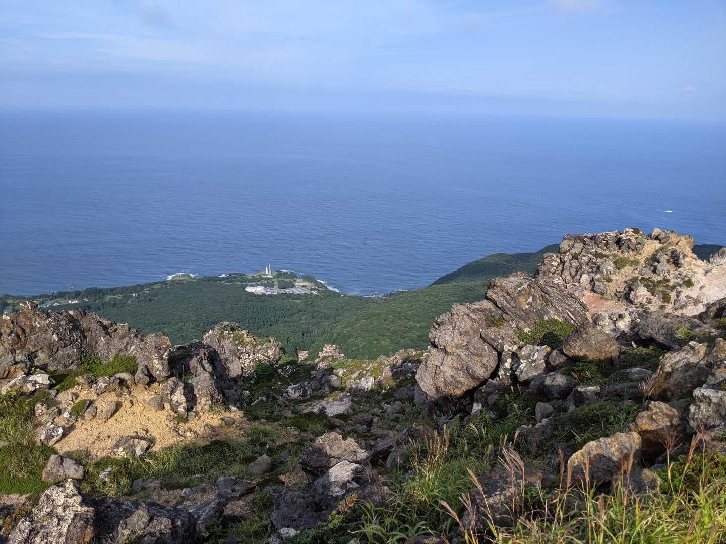 中腹から恵山岬灯台。