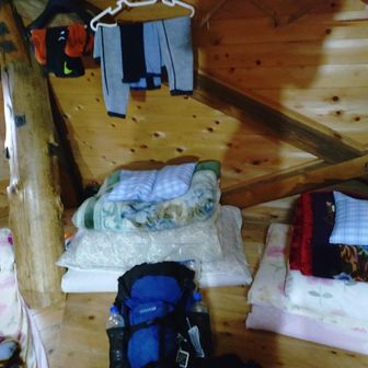 現金で支払いを済ませ、円形の相部屋へ
まず着替えました
明日着るウエアも干します😊♪
靴下乾くかなぁ〜(靴下を乾燥室入れなかったので後悔😵‍💫)