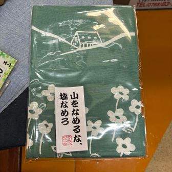 朝日小屋では、Tシャツを買うか悩んで、手ぬぐいとステッカーにしました。