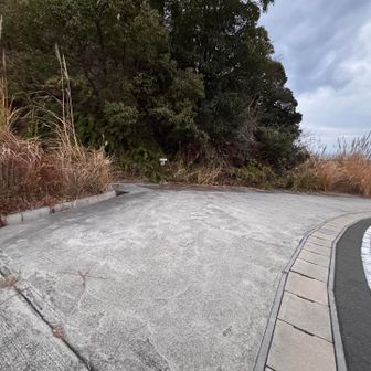 稲荷山の取り付きのここに4〜5台停められます。