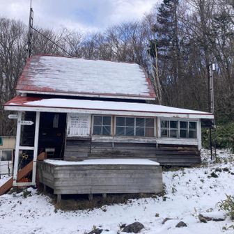 ヒュッテ．少し雪被った．