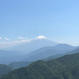 手前に広がる山の連なりも良い✨
山頂は少し狭かったのですが、人も少なかったので長居。ずーっと見ていられる。